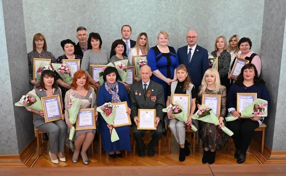 Олег Цепкин принял участие в торжественной церемонии награждения жителей региона благодарностями от имени губернатора и благодарственными письмами Совета Федерации