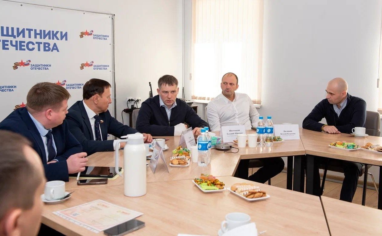Александр Ролик провел встречу с участниками специальной военной операции и членами их семей в Приморском филиале фонда «Защитники Отечества»