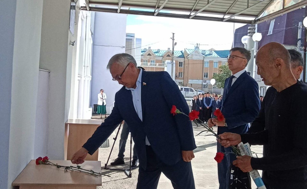 Баир Жамсуев в Агинской средней школе № 2 принял участие в митинге памяти Даримы Аликовой-Базаровой — выпускницы этой школы, работавшей учителем истории в Беслане