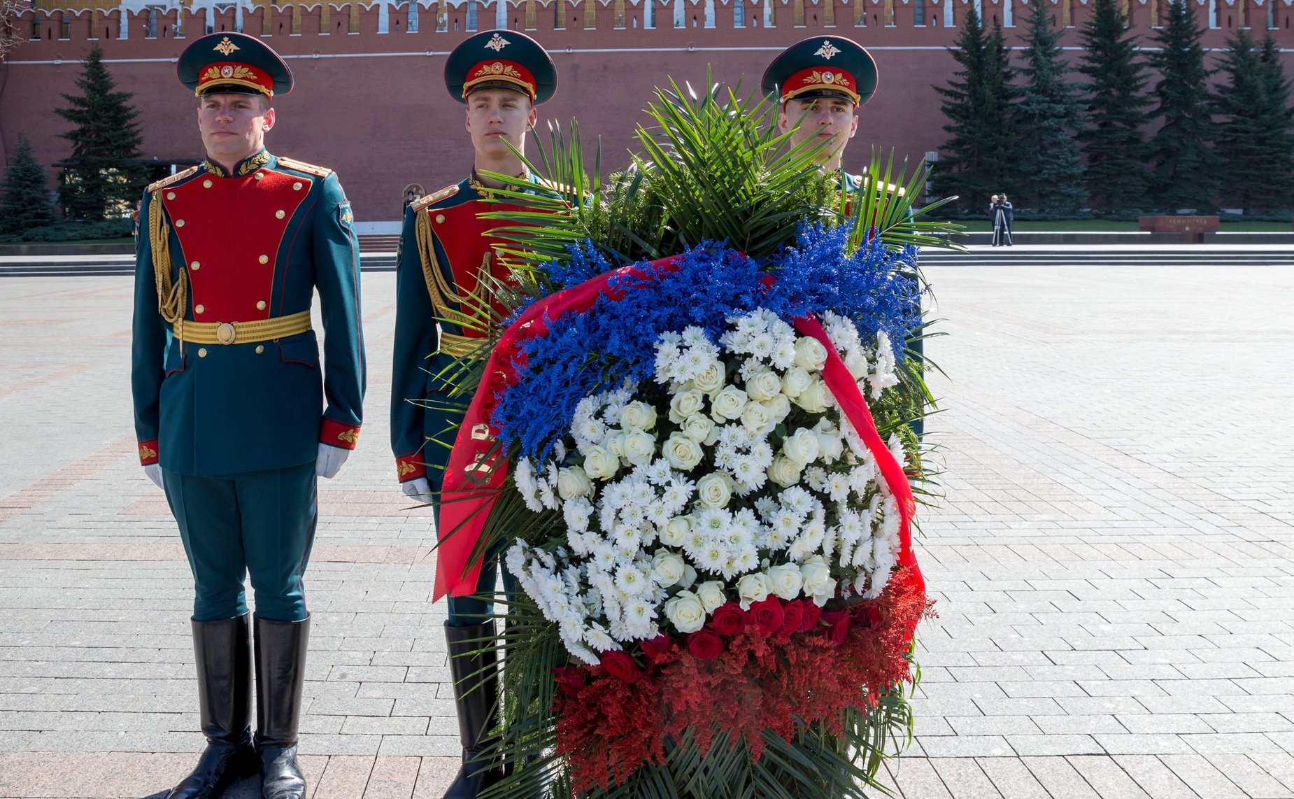 С. Цеков и О. Ковитиди приняли участие в возложении венков к могиле Неизвестного солдата в день годовщины освобождения Крыма от немецко-фашистских захватчиков