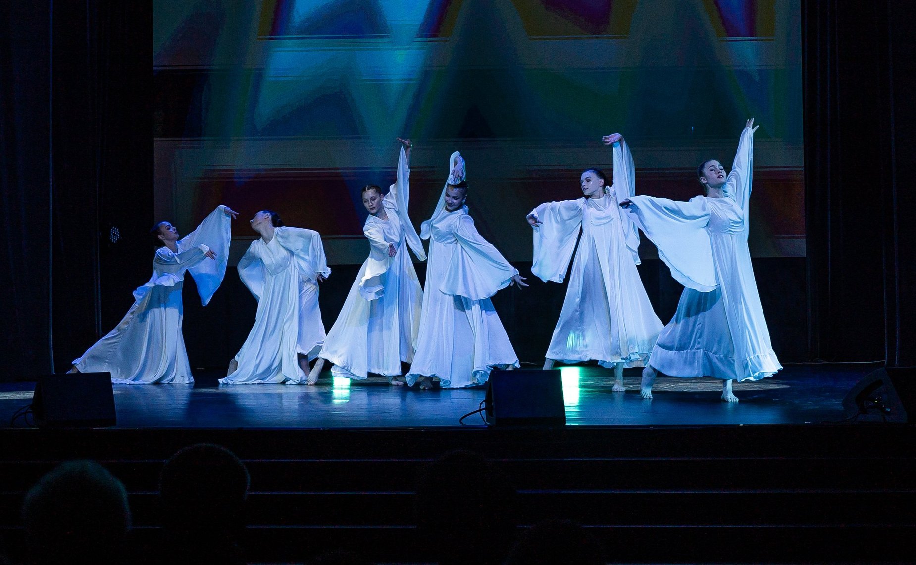 Перед участниками церемонии выступили Духовой оркестр Академии им. М. Матусовского, народный ансамбль современного танца «Диалект», студенты кафедры хореографического искусства ЛГАКИ