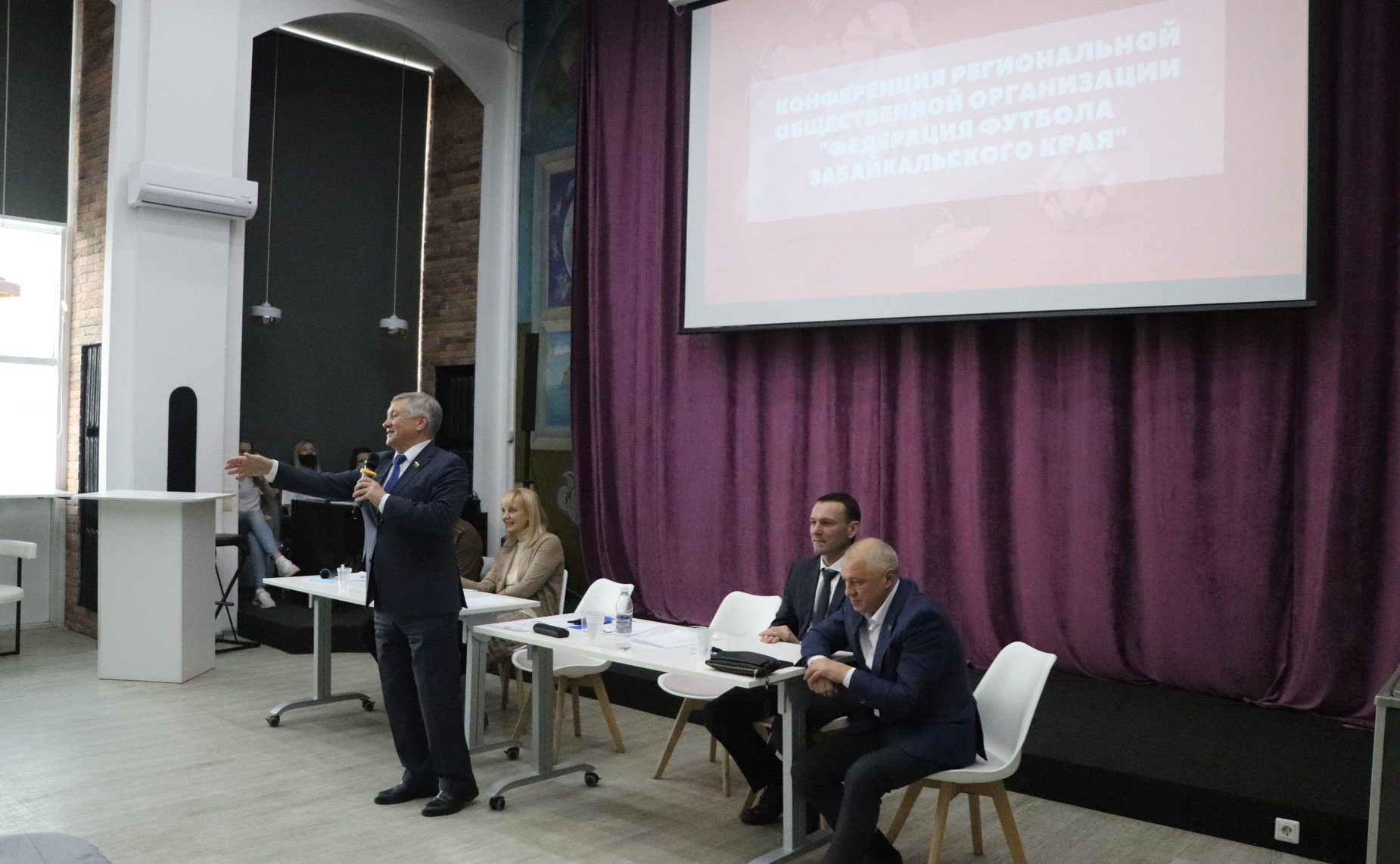 С. Михайлов обсудил развитие спорта с Федерацией футбола Забайкальского ...