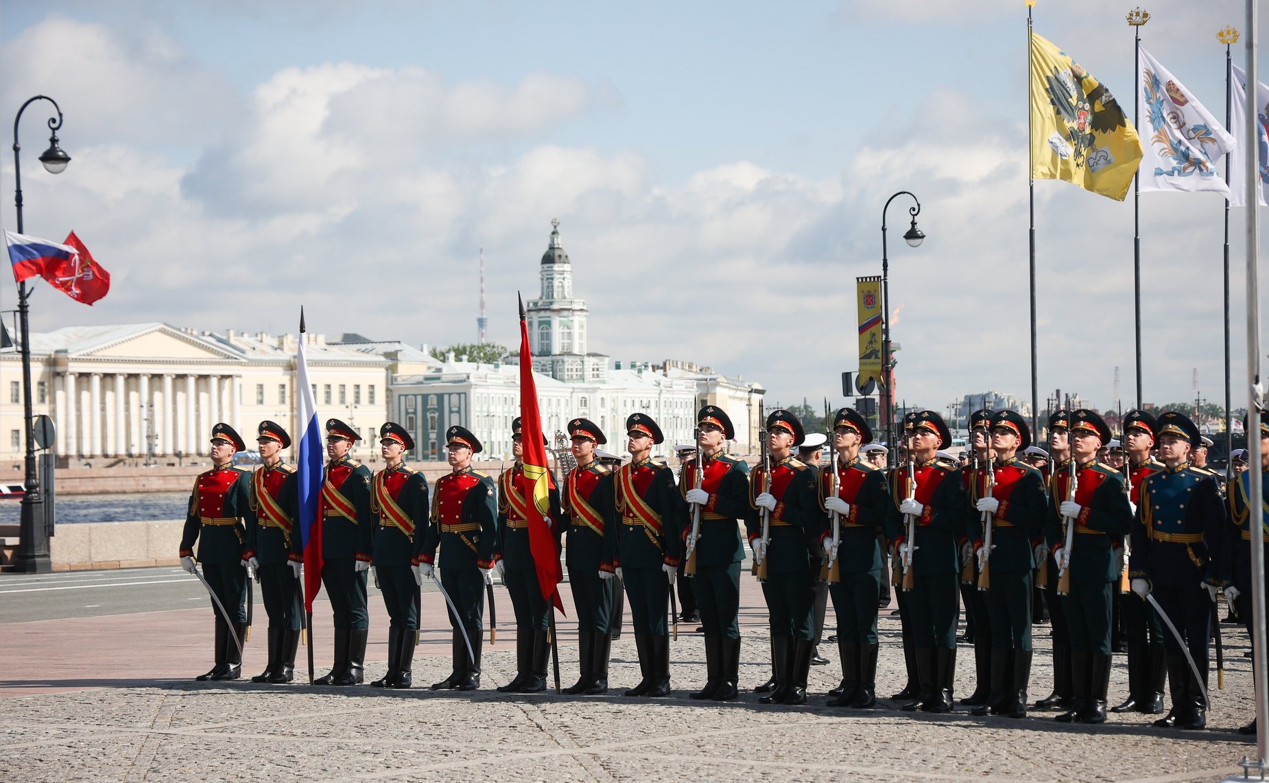 Возложение цветов к памятнику Петру I на Сенатской площади