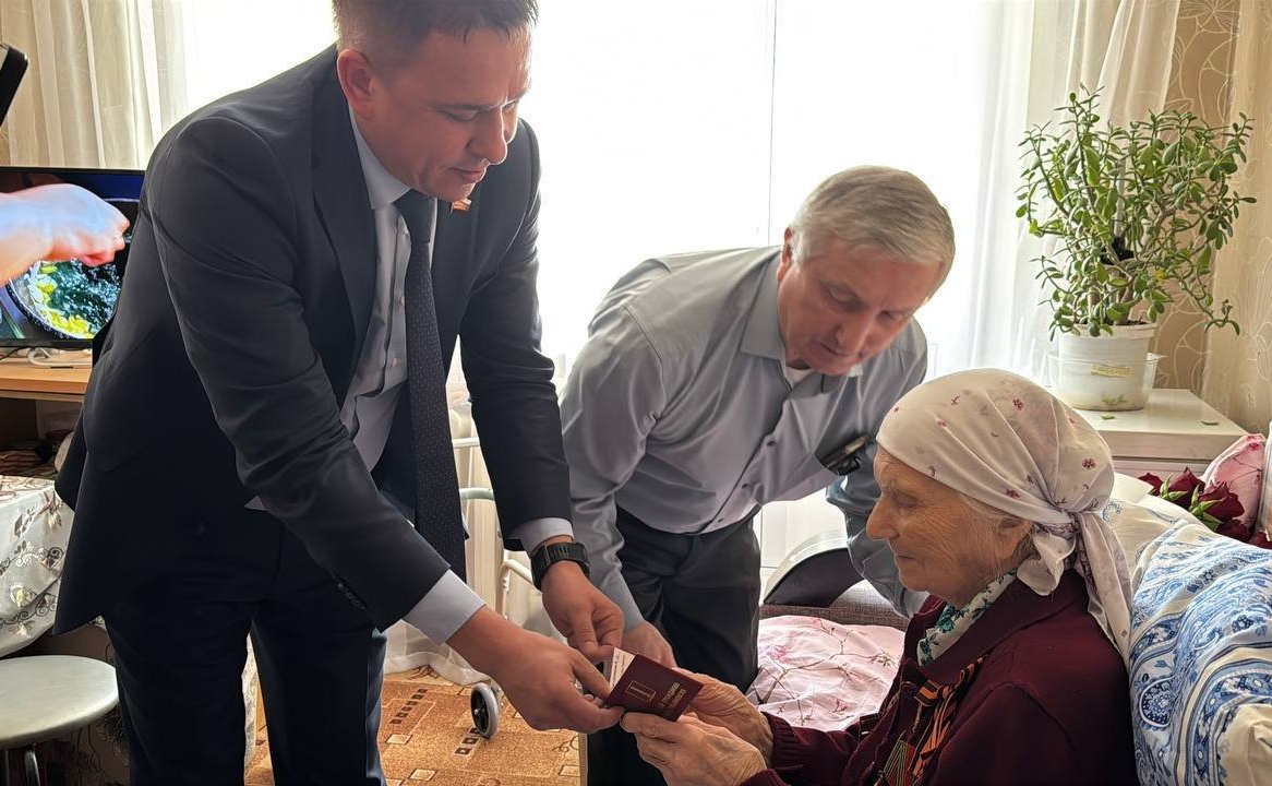 Айрат Гибатдинов вместе с главой Засвияжского района Наилем Юманкуловым передали диплом и знак «Почетный гражданин города Ульяновска» и поблагодарили за проявленный личный героизм и мужество при исполнении воинского долга по защите Отечества Мяфуру Асядул