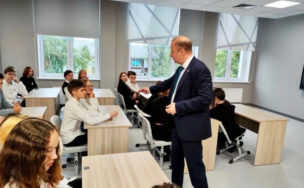 Виктор Шептий провёл у одиннадцатиклассников урок «Разговоры о важном»