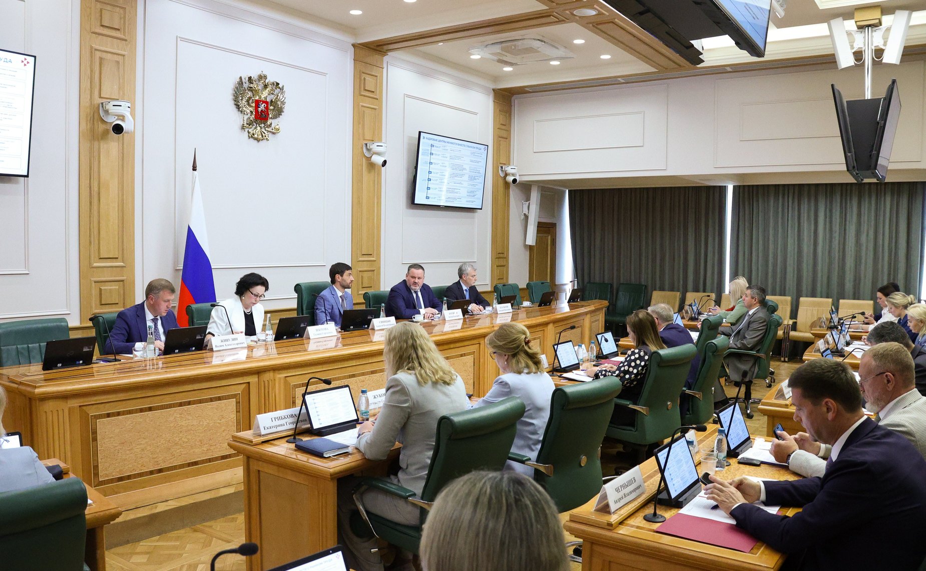Расширенное заседание Комитета Совета Федерации по социальной политике с участием Министра труда и социальной защиты Российской Федерации Антона Котякова