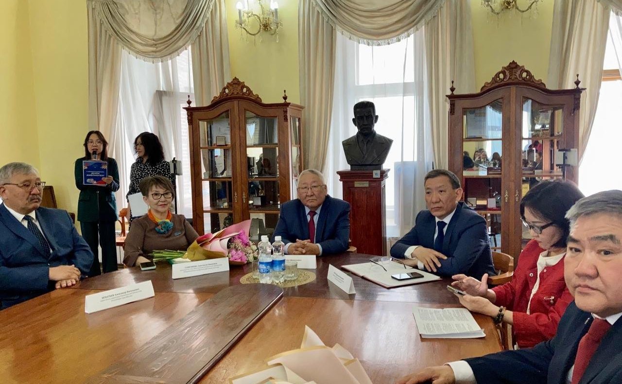 Егор Борисов в торжественной обстановке выразил слова благодарности работникам библиотечной системы родной Якутии