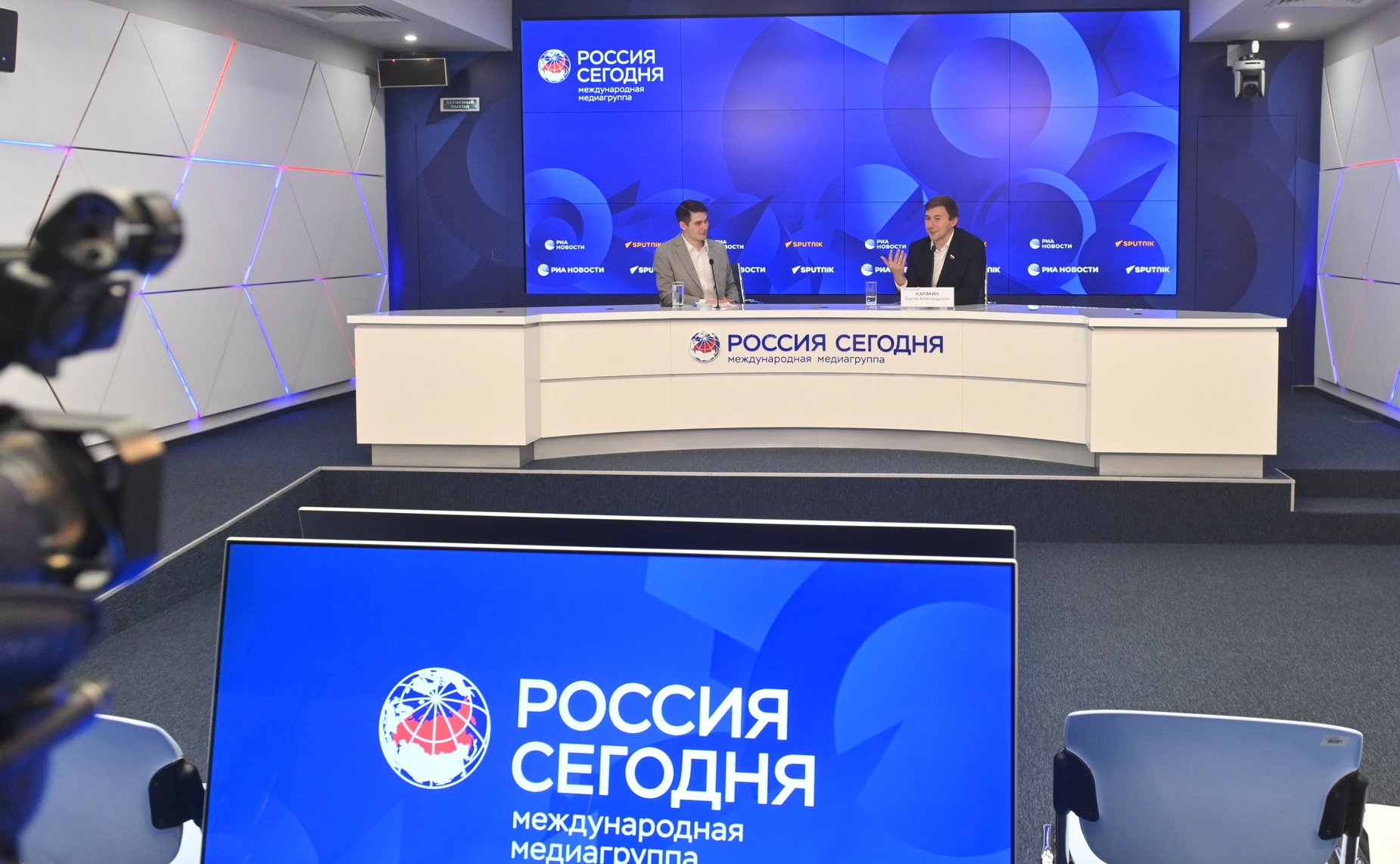 В Пресс-центре «Россия сегодня» состоялась пресс-конференция сенатора РФ, гроссмейстера Сергея Карякина, приуроченная к Международному дню шахмат