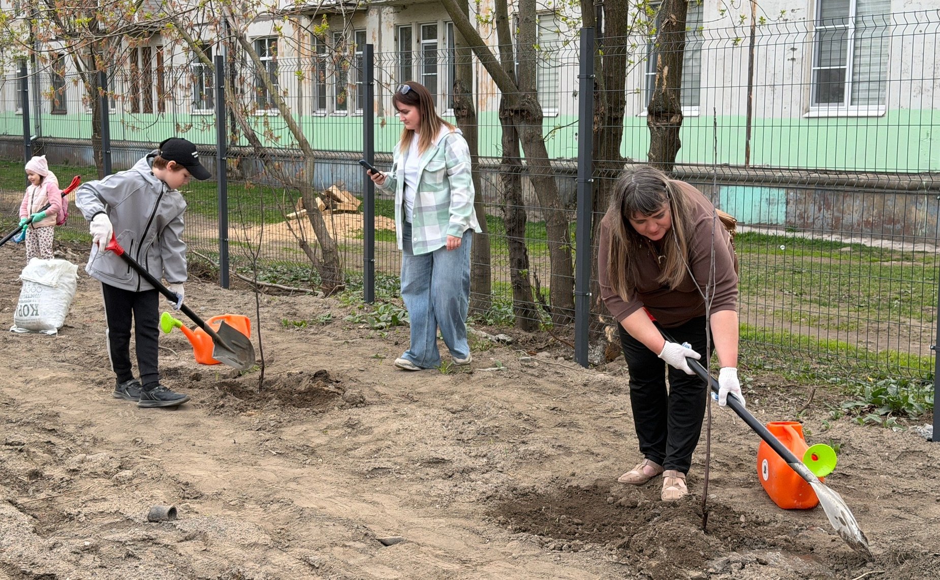 Роман Маслов принял участие в посадке яблонь у многофункционального центра по вопросам специальной военной операции
