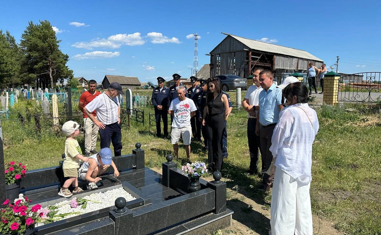 Айрат Гибатдинов принял участие в открытии памятного баннера в честь подвига участника СВО