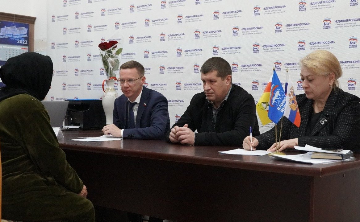 Виталий Назаренко в рамках рабочей поездки в регион провёл выездной приём граждан в городе Моздок