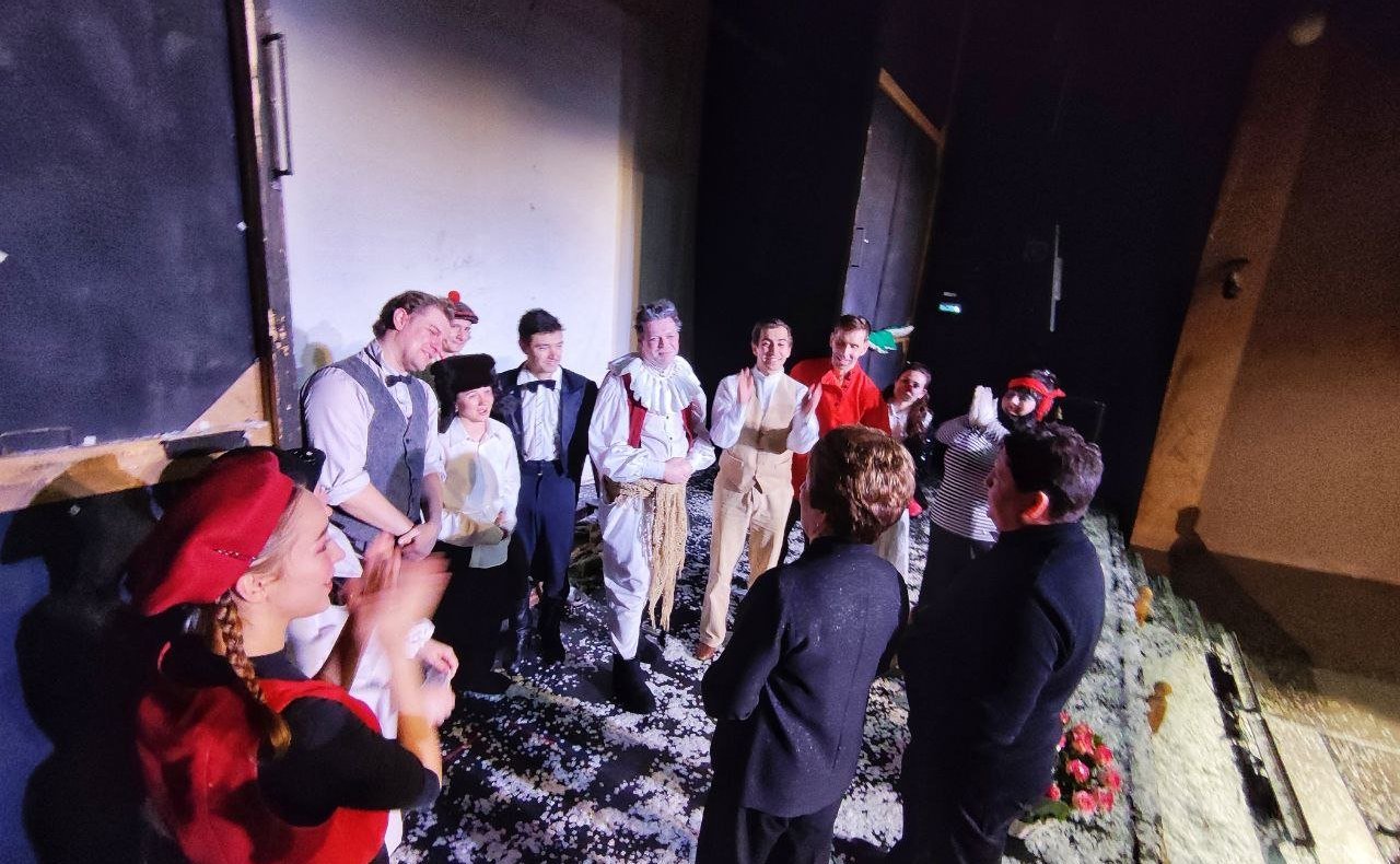 Екатерина Алтабаева посетила спектакль Севастопольского театра юного зрителя «Каштанка» и поздравила коллектив театра с 35-летним юбилеем