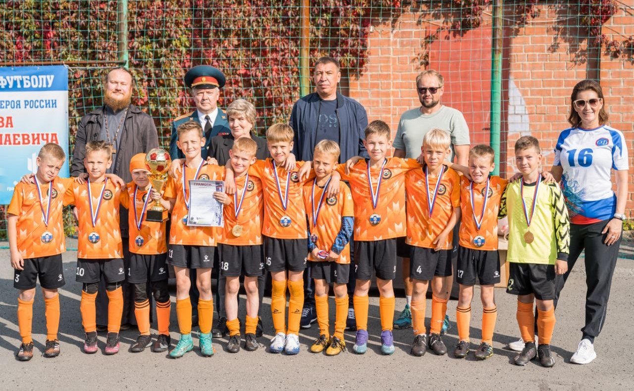 Маргарита Павлова вручила награды победителям IX юношеского турнира по футболу, посвященного памяти Героя России Евгения Родионова