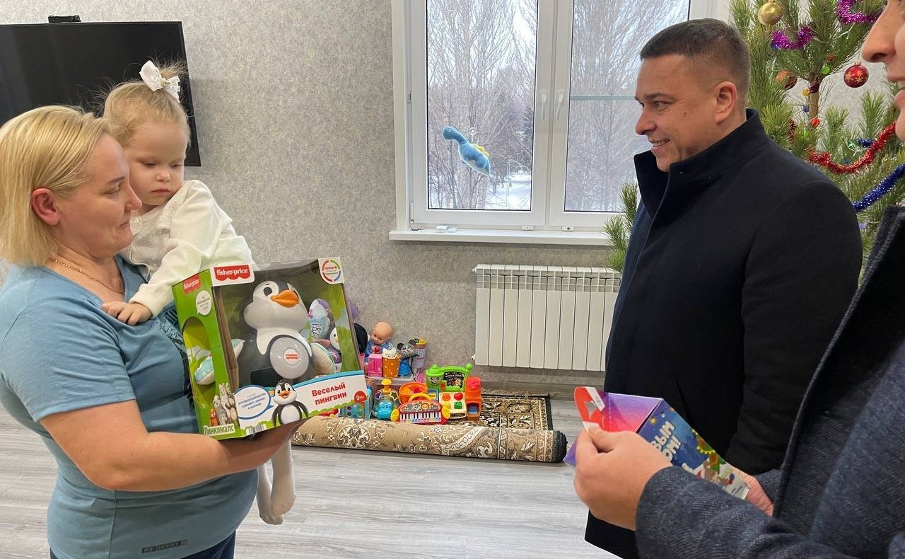 Айрат Гибатдинов в рамках акции «Елка желаний» исполнил мечту четырехлетней девочки Веры из Ульяновска