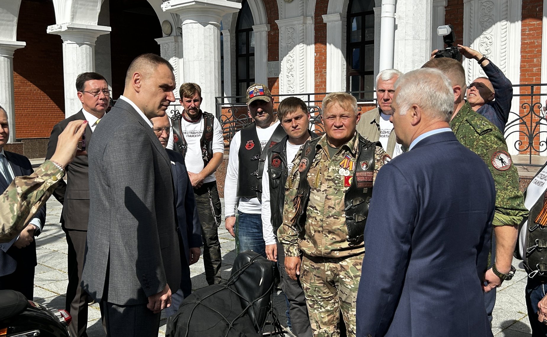 Сергей Мартынов и глава Марий Эл Юрий Зайцев приветствовали участников мотопробега «Экспедиция Памяти»