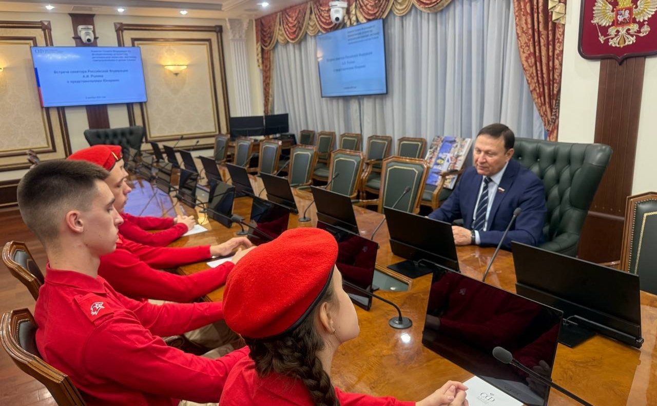 Александр Ролик провел встречу с юнармейцами региона — участниками Х юбилейного Международного Кремлёвского благотворительного кадетского бала