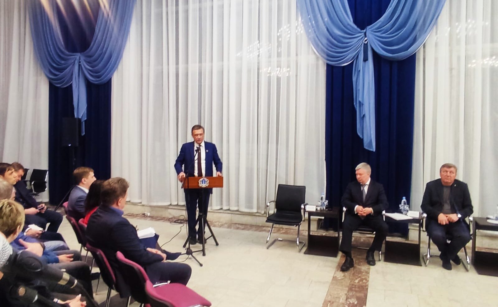 Сергей Рябухин совместно с губернатором Алексеем Русских принял участие во встрече с директорами общеобразовательных учреждений города и заведующими дошкольными образовательными учреждениями