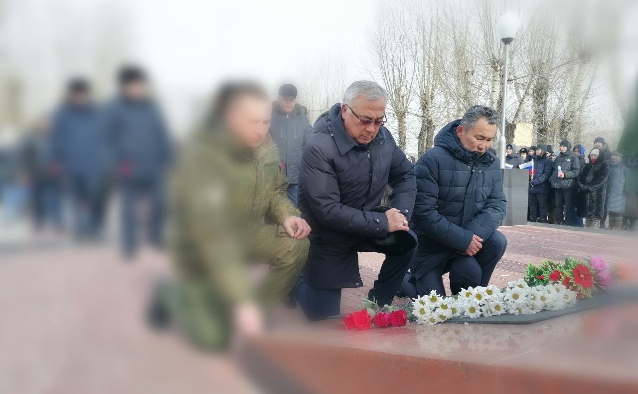 Баир Жамcуев в рамках рабочей поездки в регион принял участие в патриотических мероприятиях в поселке Агинское, посвященных Дню защитника Отечества