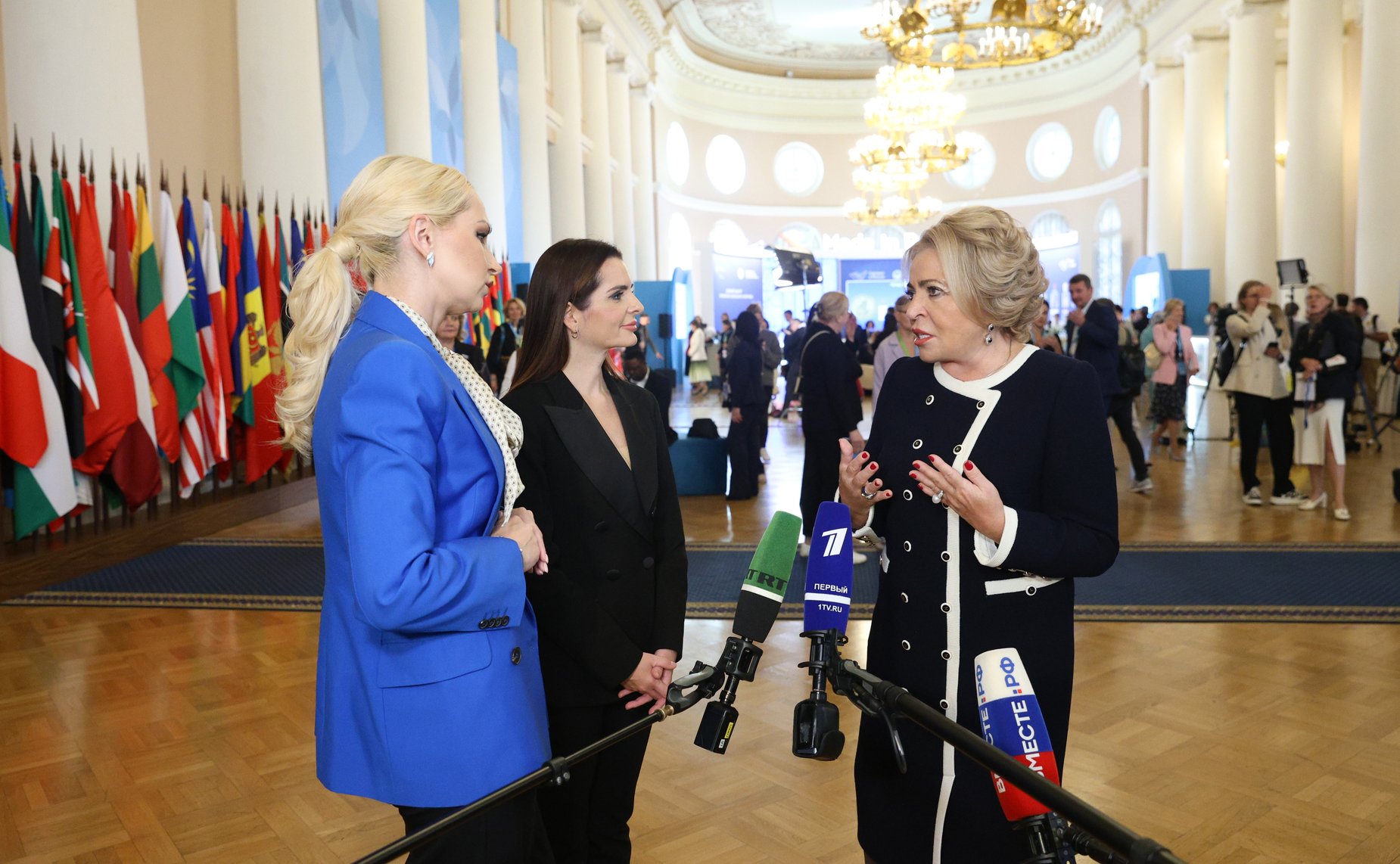 Валентина Матвиенко провела краткую беседу с главой (Башканом) Автономного территориального образования Гагаузия Республики Молдова Евгенией Гуцул и депутатом Парламента Республики Молдова Мариной Таубер