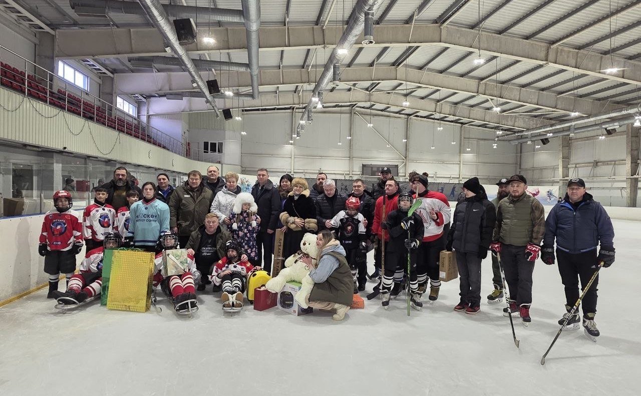 Ольга Бас посетила в ЛНР спортивный комплекс «Ледовая арена» и в рамках акции «Елка желаний» вручила подарки юным жителям региона