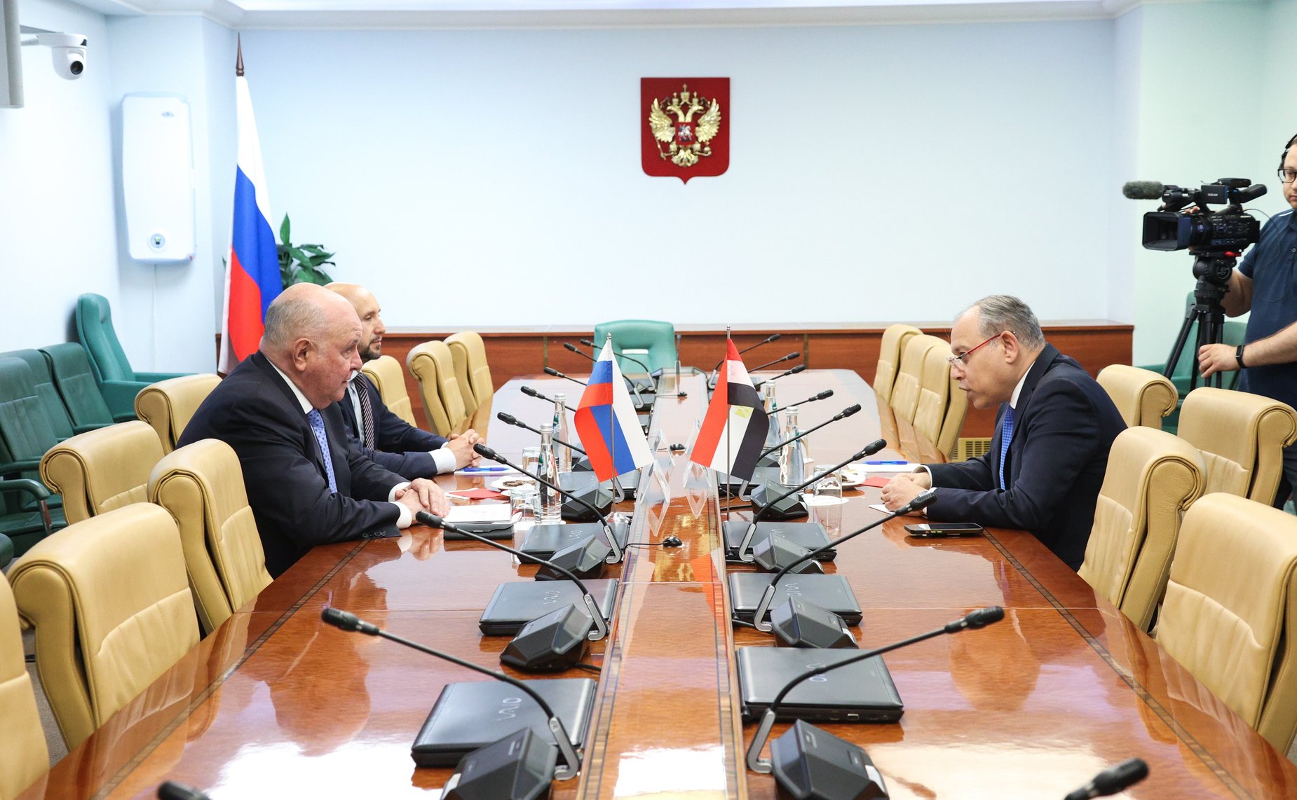 Встреча председателя Комитета Совета Федерации по международным делам Григория Карасина с Чрезвычайным и Полномочным Послом Арабской Республики Египет в РФ Назихом Эльнаггари