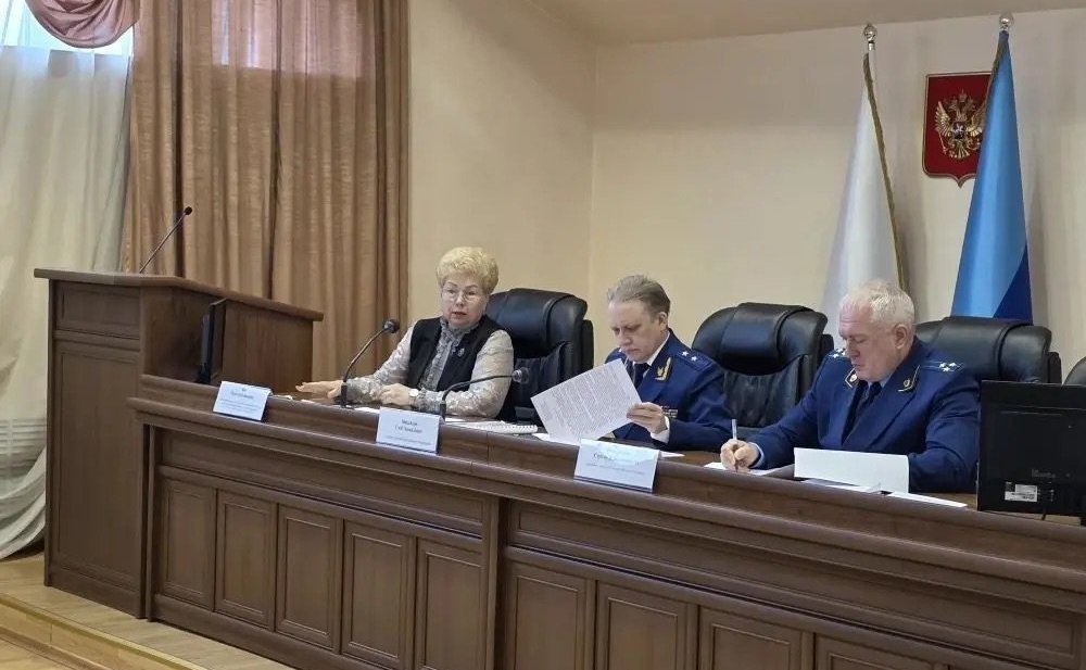Ольга Бас в ходе поездки в регион провела расширенное совещание в прокуратуре ЛНР