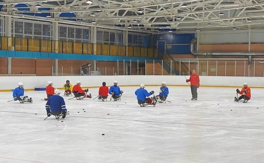 Андрей Хапочкин посетил тренировку сборной Москвы по следж-хоккею