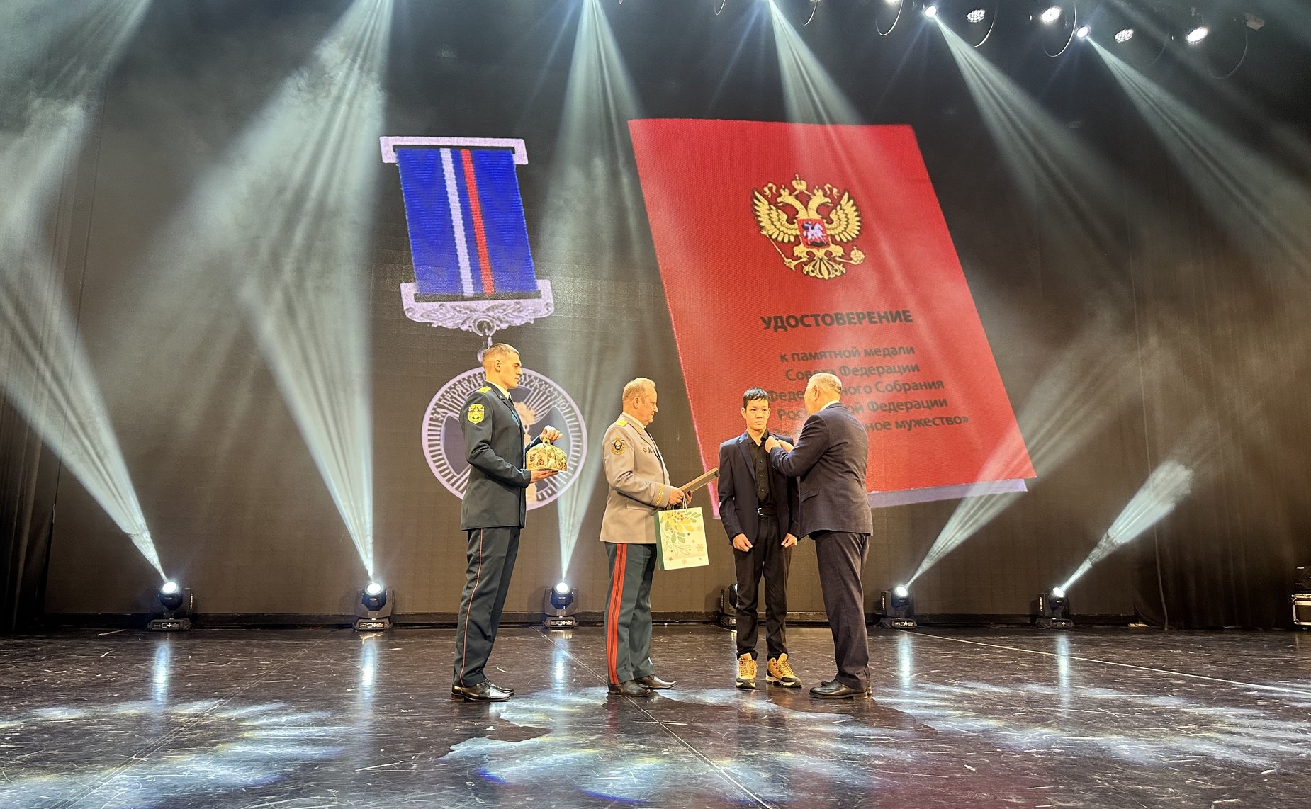 Сахамин Афанасьев наградил юных якутских героев