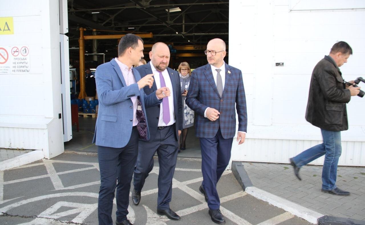 Олег Цепкин в ходе поездки в регион проинспектировал работу двух промышленных предприятий Сосновского района