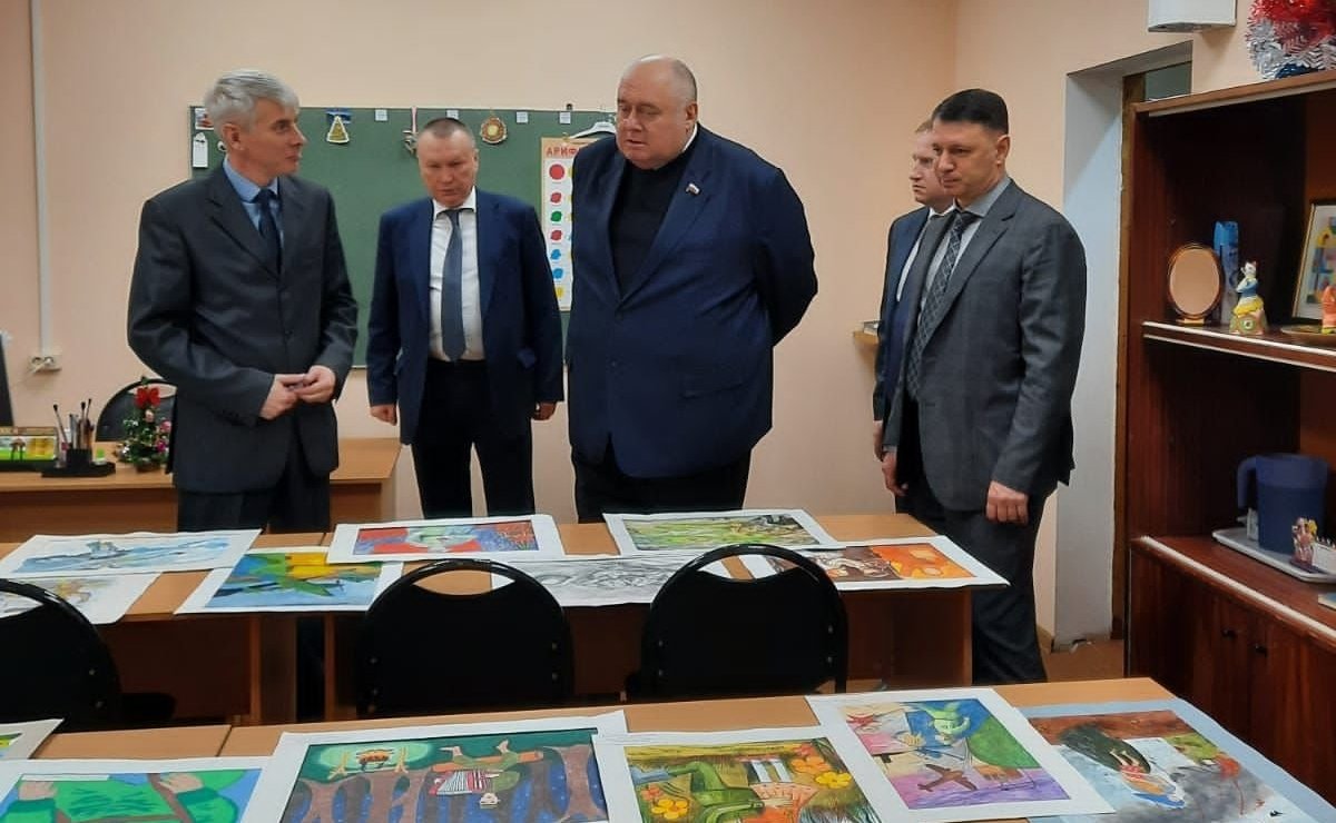 Сергей Аренин совместно с главным федеральным инспектором по Саратовской области Виталием Сластным посетили Дом Юнармии в Саратове