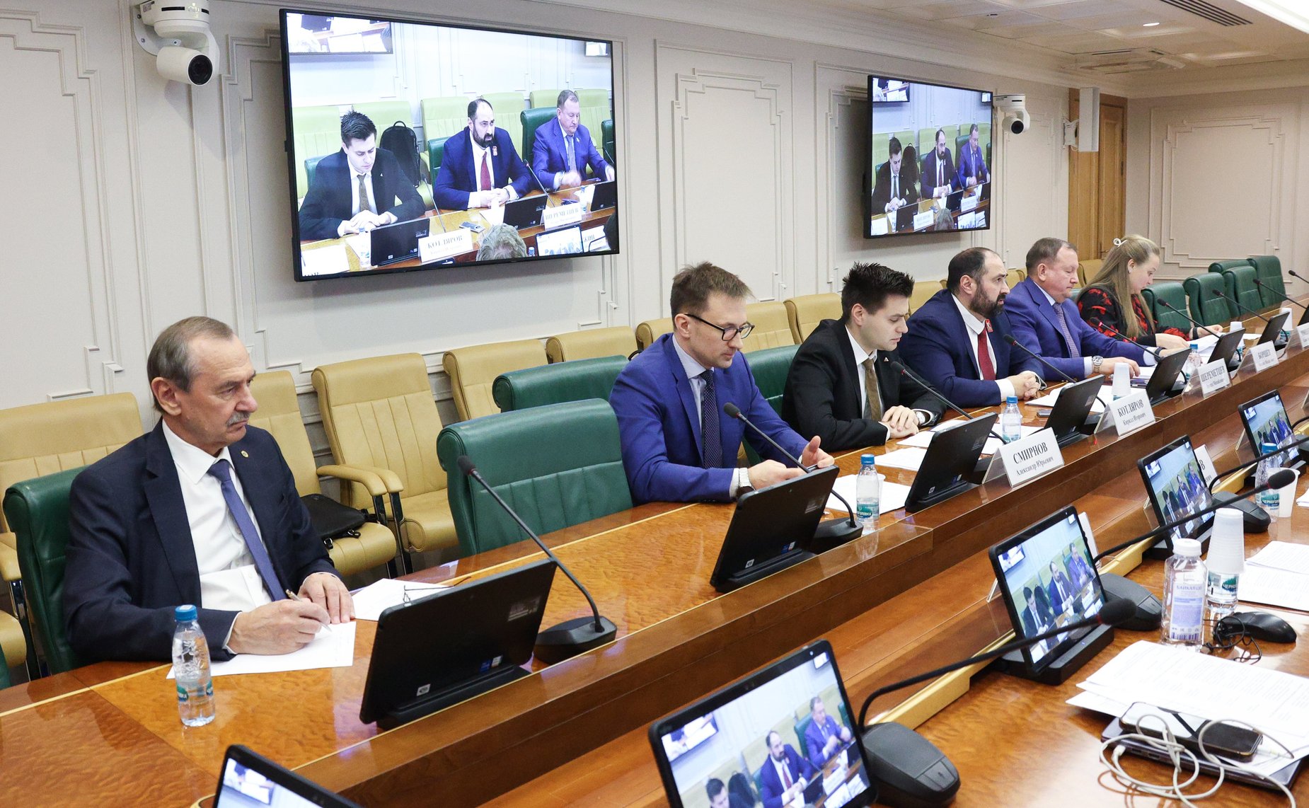 Круглый стол на тему «Обеспечение технологического лидерства в нефтегазовом секторе: цифровая трансформация, обеспечение кадрами, локализация оборудования»