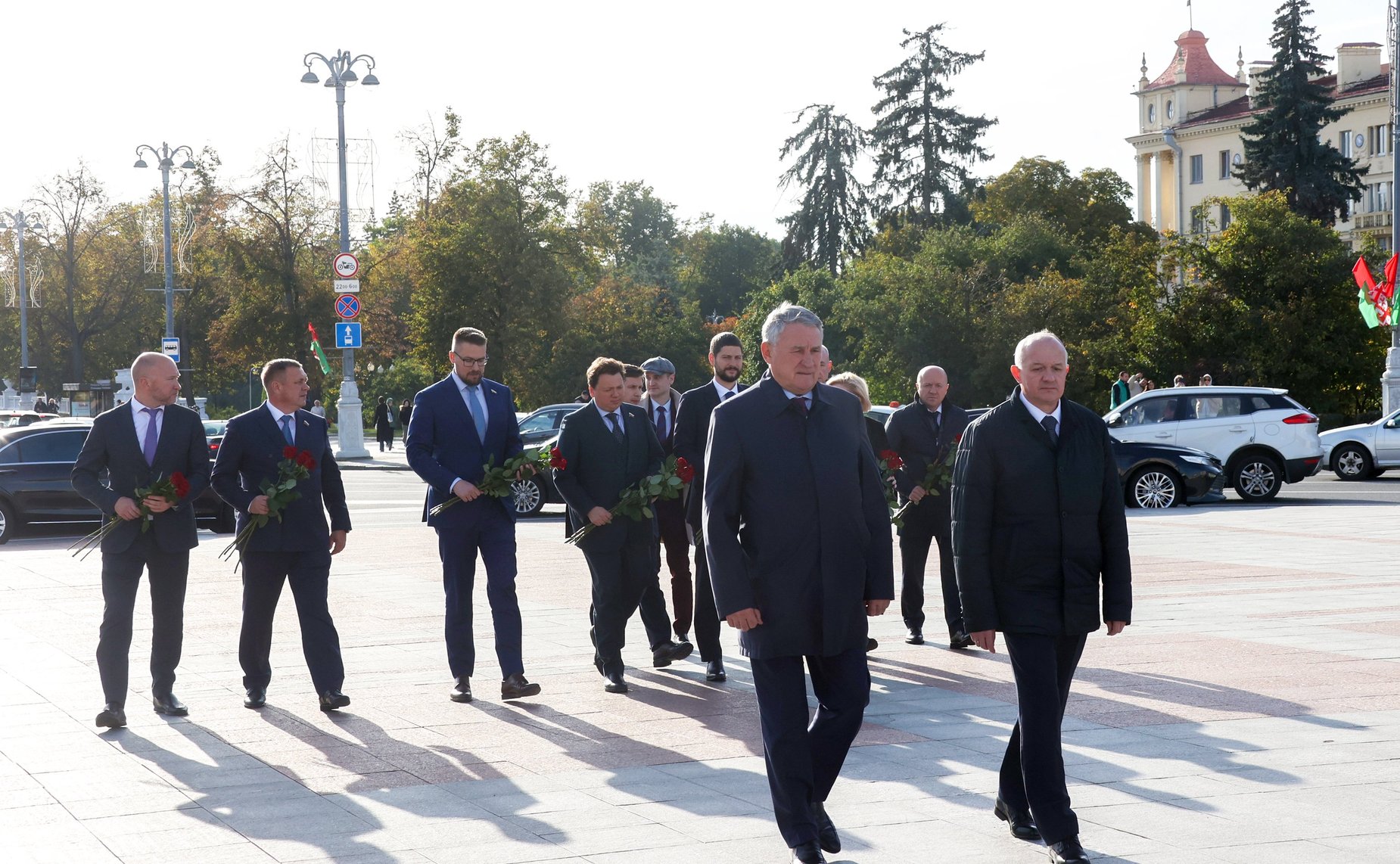 Сенаторы приняли участие в возложении цветов к Монументу Победы (фото: Пресс-служба Совета Республики Национального собрания Беларуси)