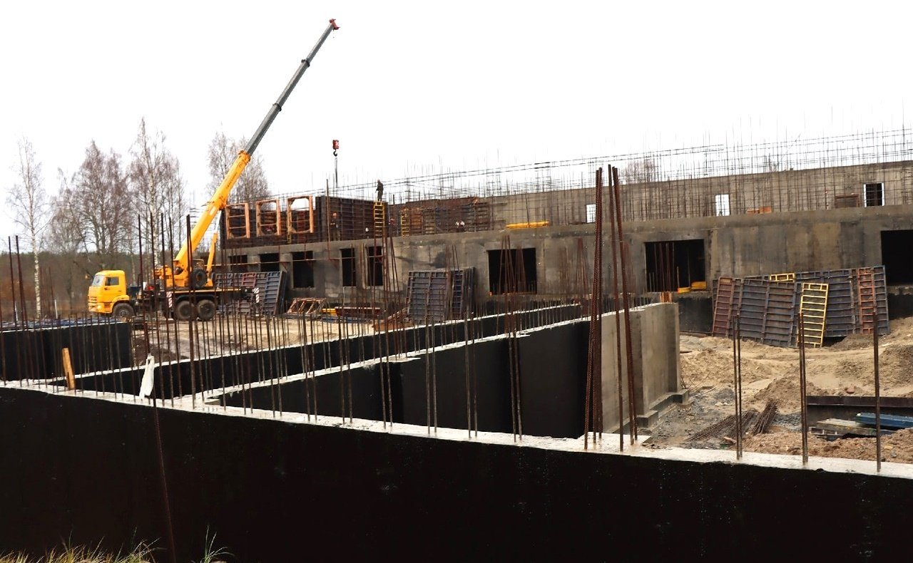 Александр Ракитин в ходе рабочей поездки в регион посетил строительную площадку здания общеобразовательной школы на 200 мест в поселке Деревянка Прионежского муниципального района