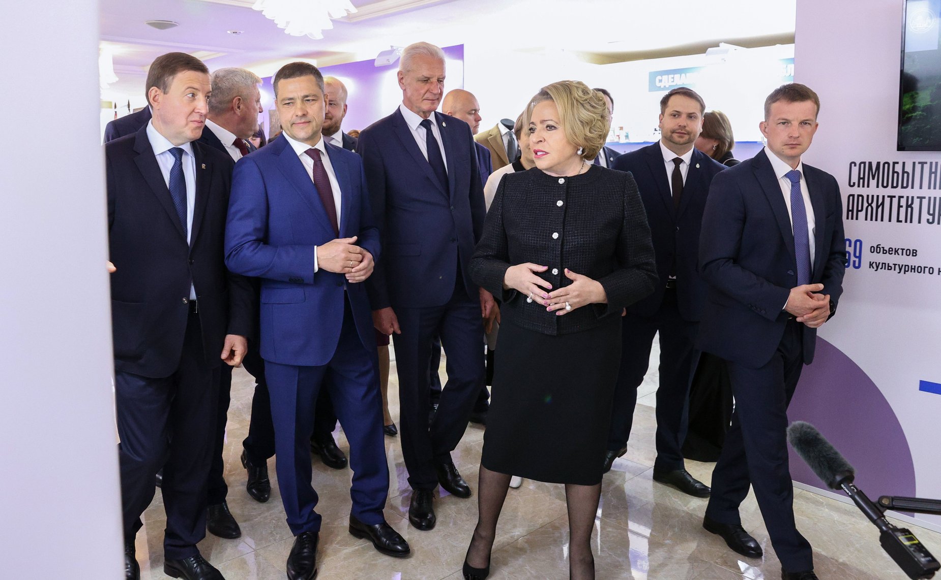 Валентина Матвиенко и Михаил Ведерников осмотрели выставку, посвященную истории и перспективным направлениям развития Псковской области