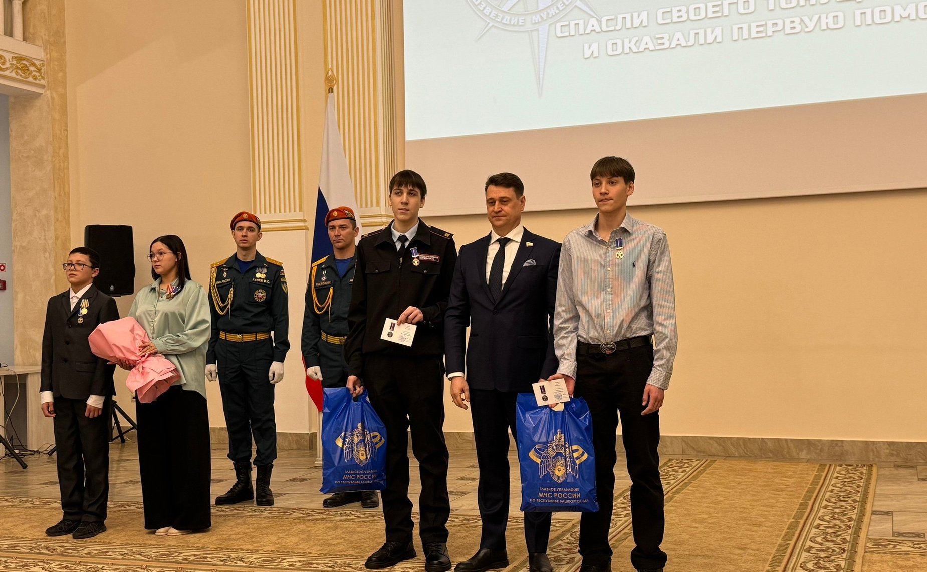 Олег Голов вручил награды детям-героям в Республики Башкортостан