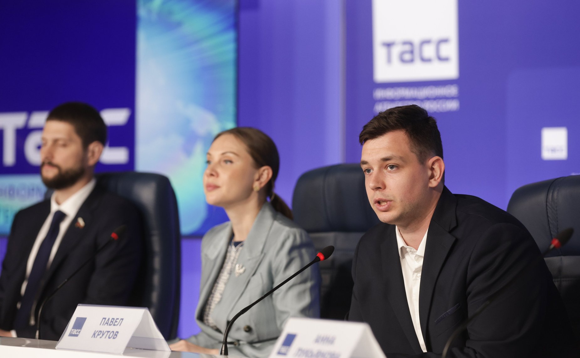 В пресс-центре ТАСС сенатор РФ Александр Волошин принял участие в пресс-конференции, посвященной проведению с 9 по 19 мая в России и Республике Беларусь просветительской молодежной экспедиции «Код непокоренных»