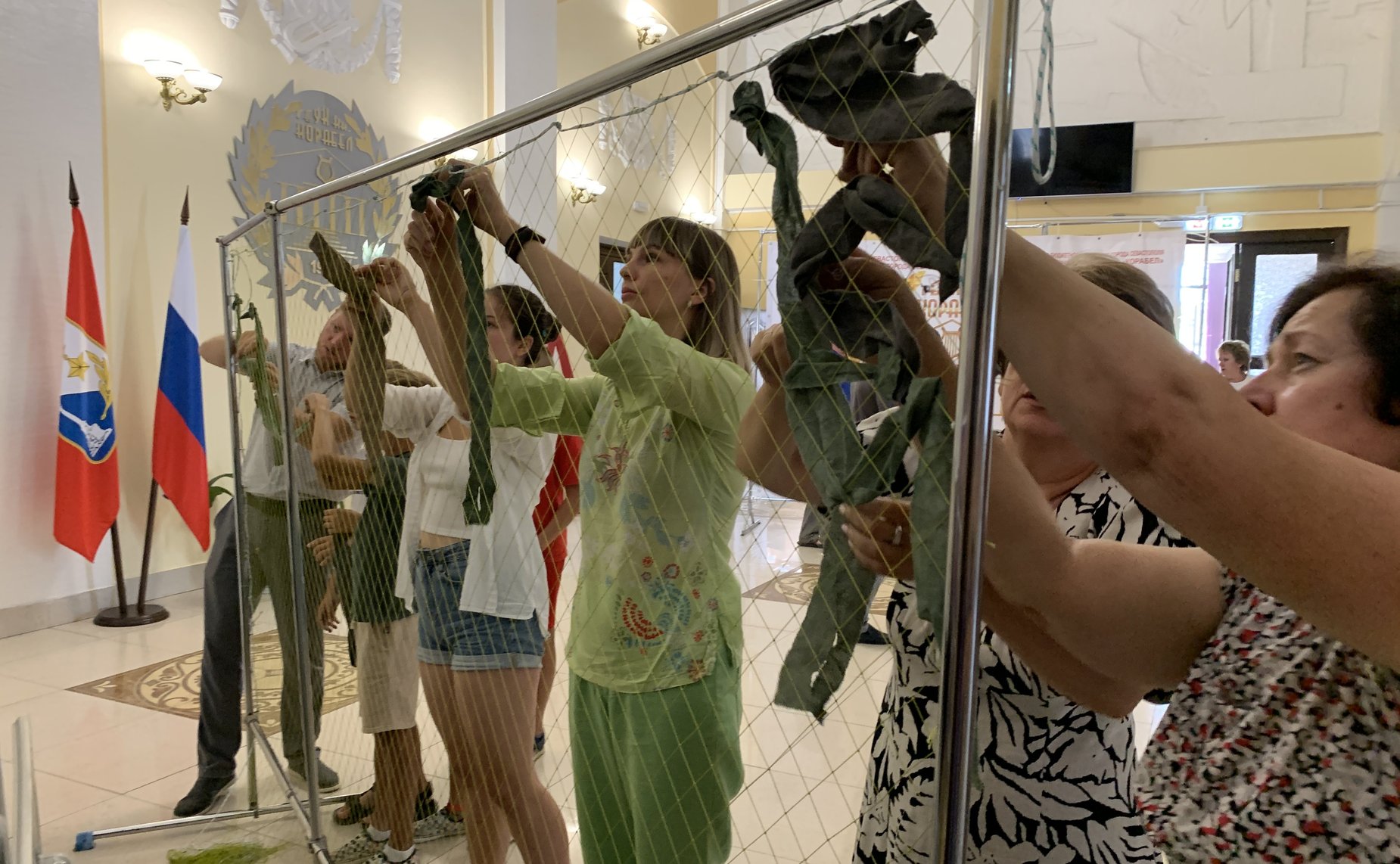 Екатерина Алтабаева приняла участие в плетении маскировочных сетей для участников СВО