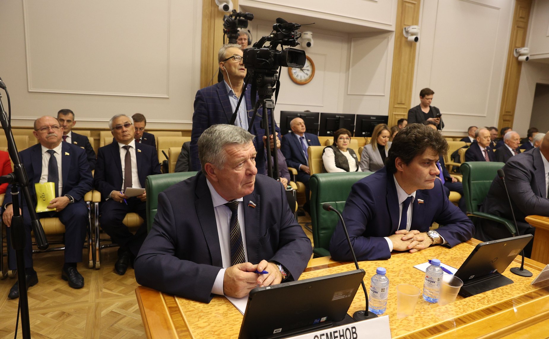 Встреча сенаторов Российской Федерации с Министром строительства и жилищно-коммунального хозяйства РФ Иреком Файзуллиным в формате открытого диалога