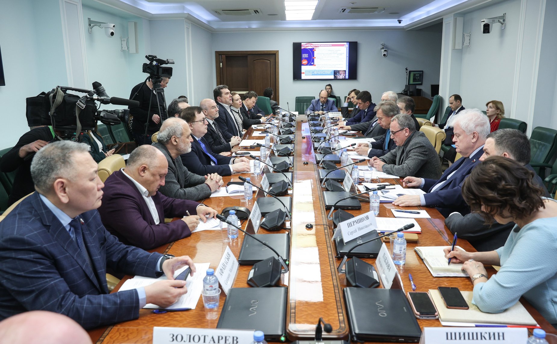 Круглый стол на тему «Информационная политика России в условиях международных кризисов: сдвиги в общественных настроениях и новые возможности»