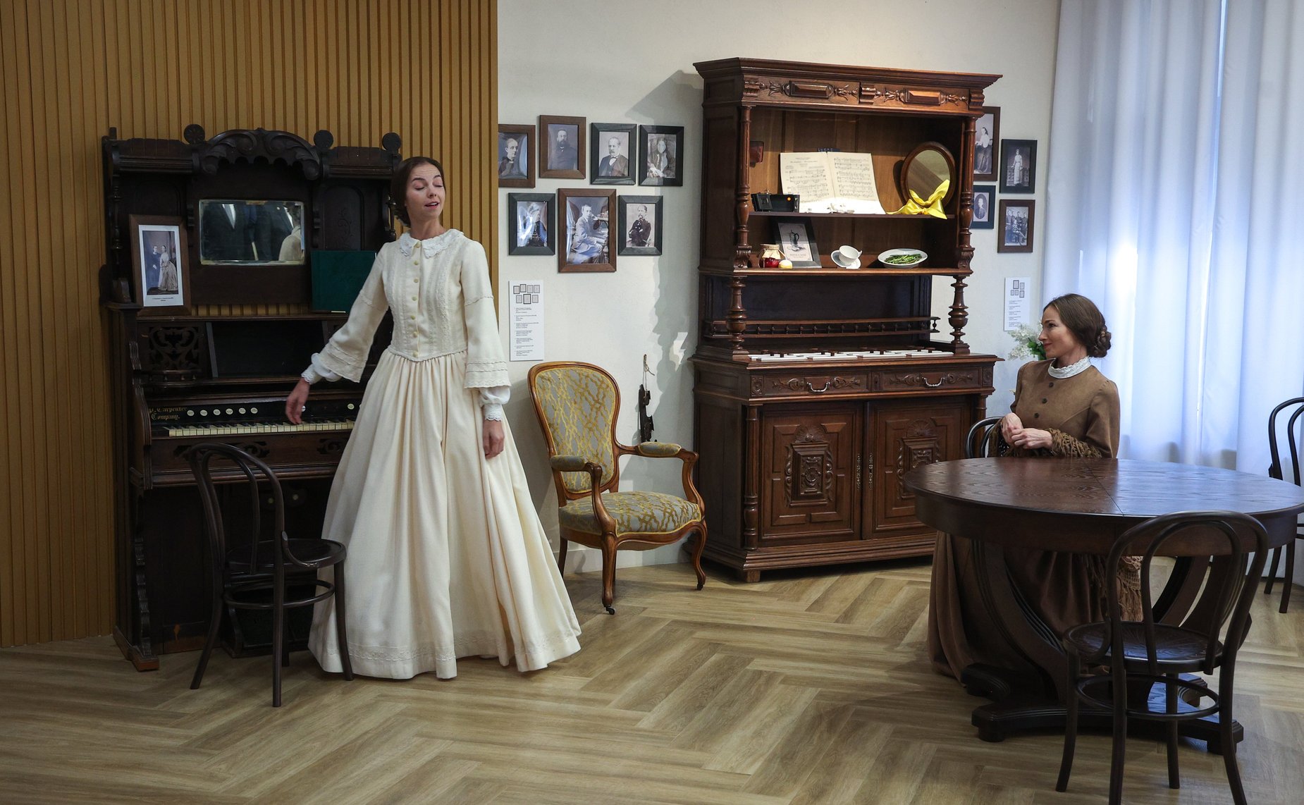 В рамках работы Х Парламентского форума «Историко-культурное наследие России» в Великом Новгороде Валентина Матвиенко посетила детскую общеобразовательную школу имени Г.Р. Державина и Дом музыки имени С.В. Рахманинова