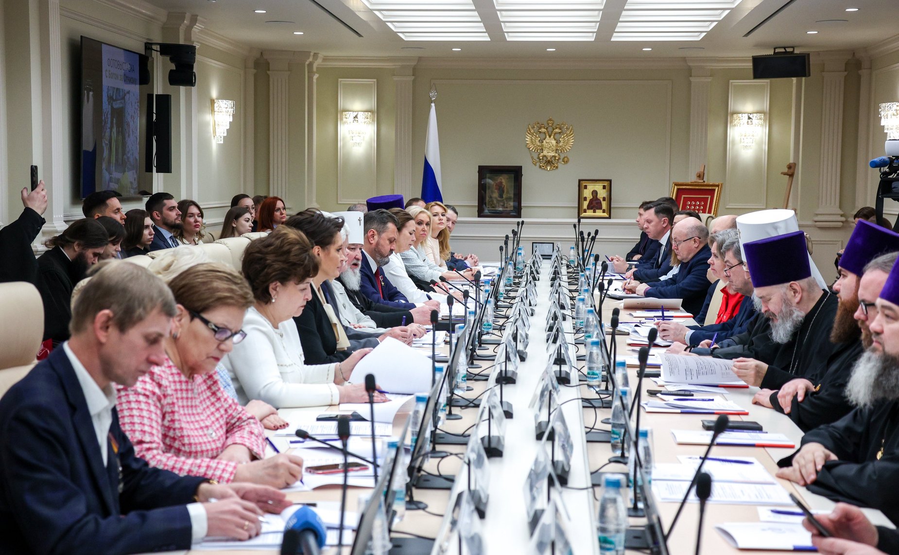 Круглый стол «Церковь, власть и общество: поддержка участников специальной военной операции и их семей» (в рамках XIV Рождественских парламентских встреч)