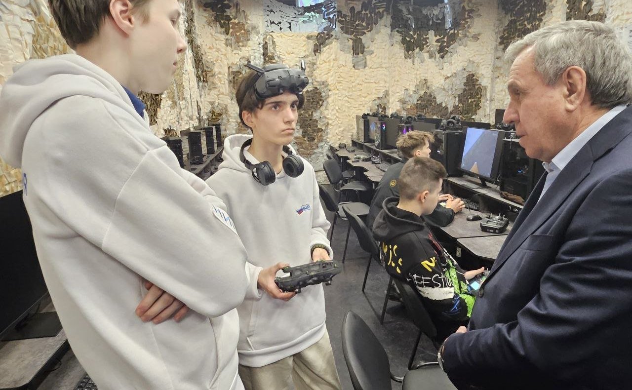 Владимир Городецкий посетил Федерацию гонок дронов в Новосибирской области