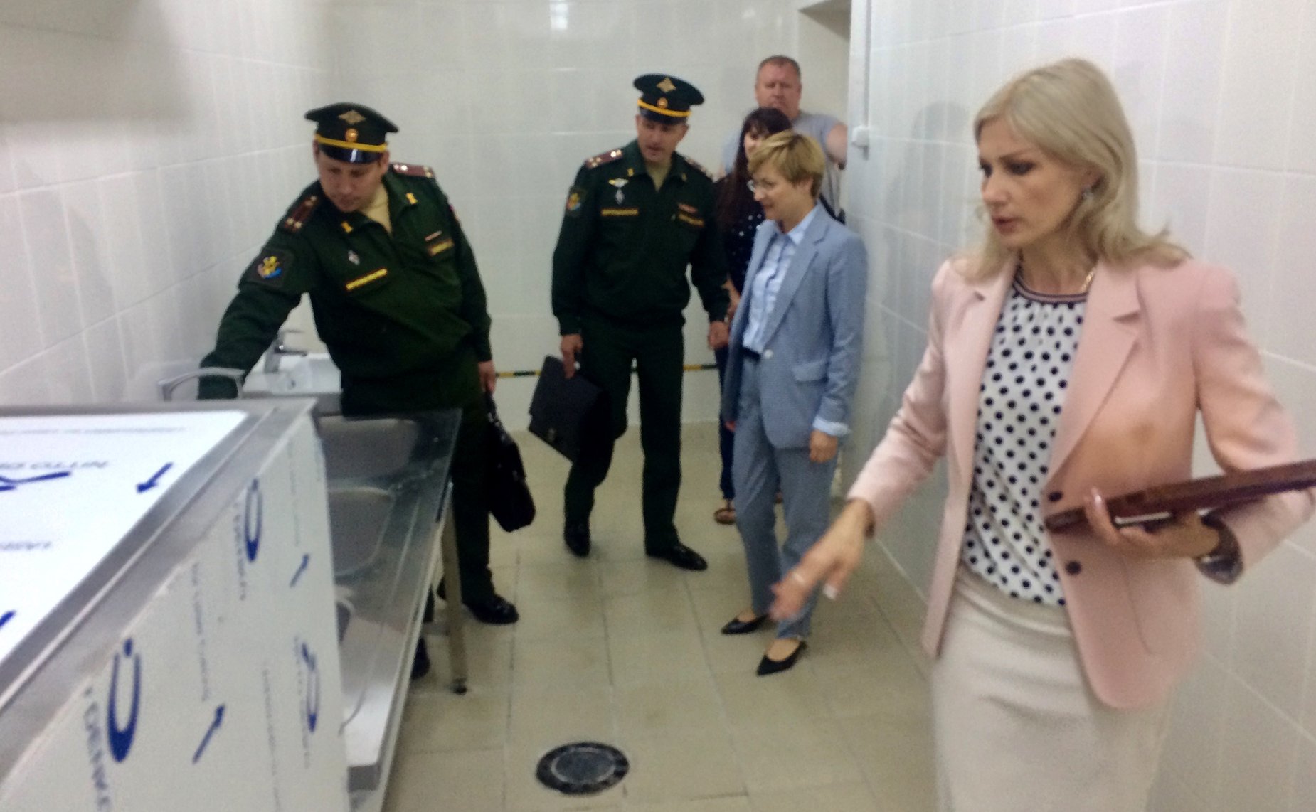 Людмила Бокова посетила одну из местных школ в г. Шиханы, находящейся в ведении министерства обороны