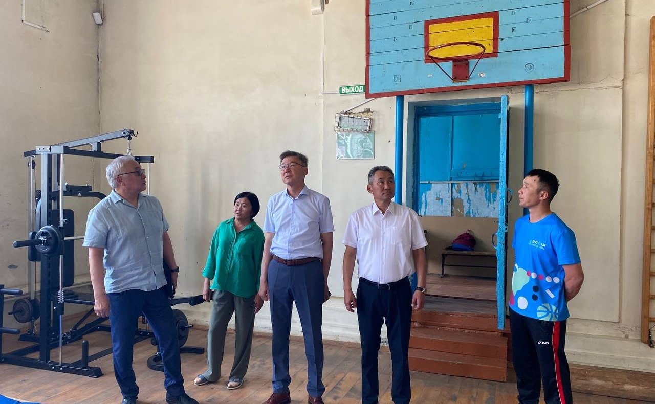 Баир Жамсуев в ходе региональной недели провел рабочие встречи и прием граждан по личным вопросам