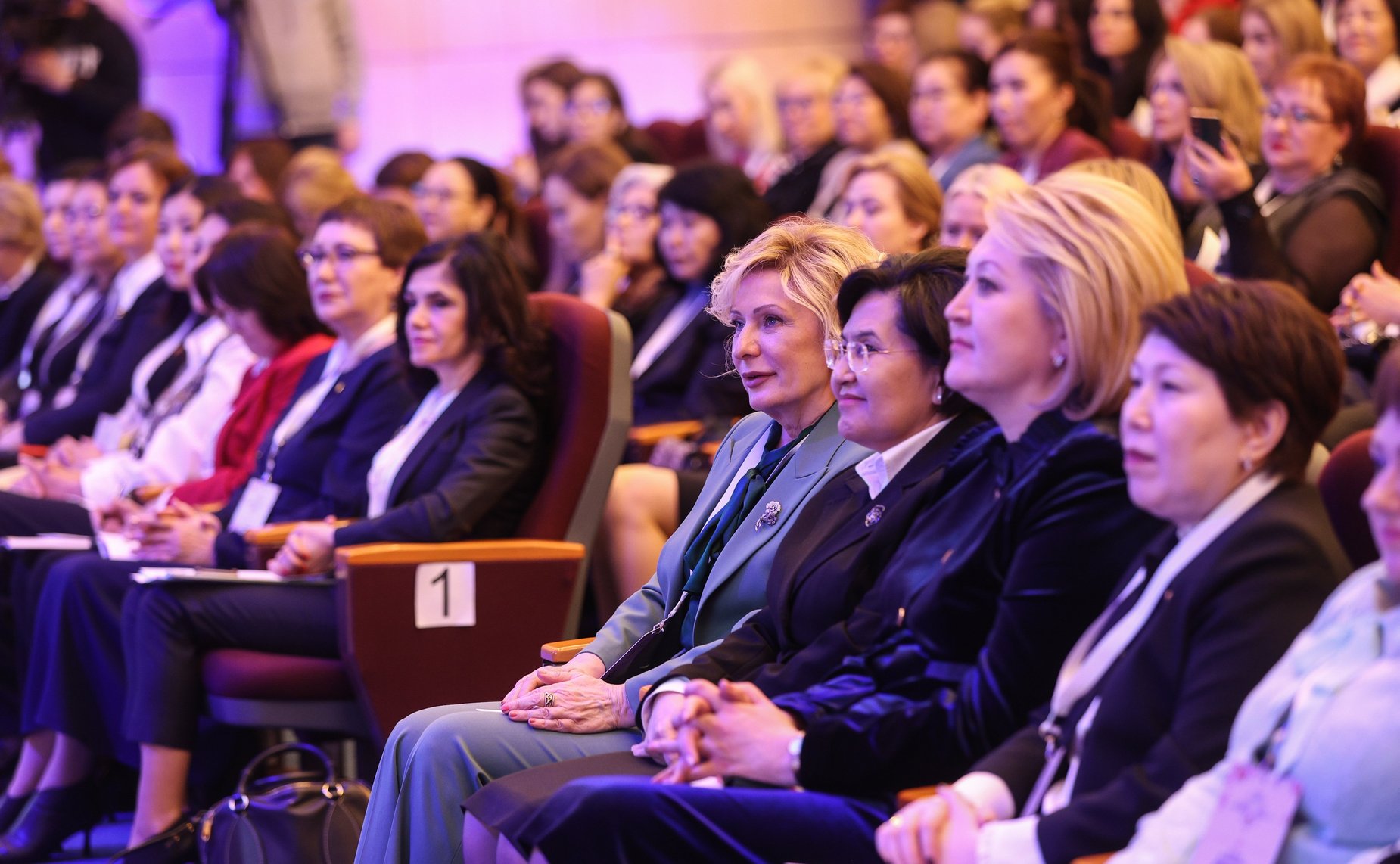 Пленарное заседание Первого Российско-Киргизского женского форума «Диалог женщин России и Кыргызстана во имя будущего»