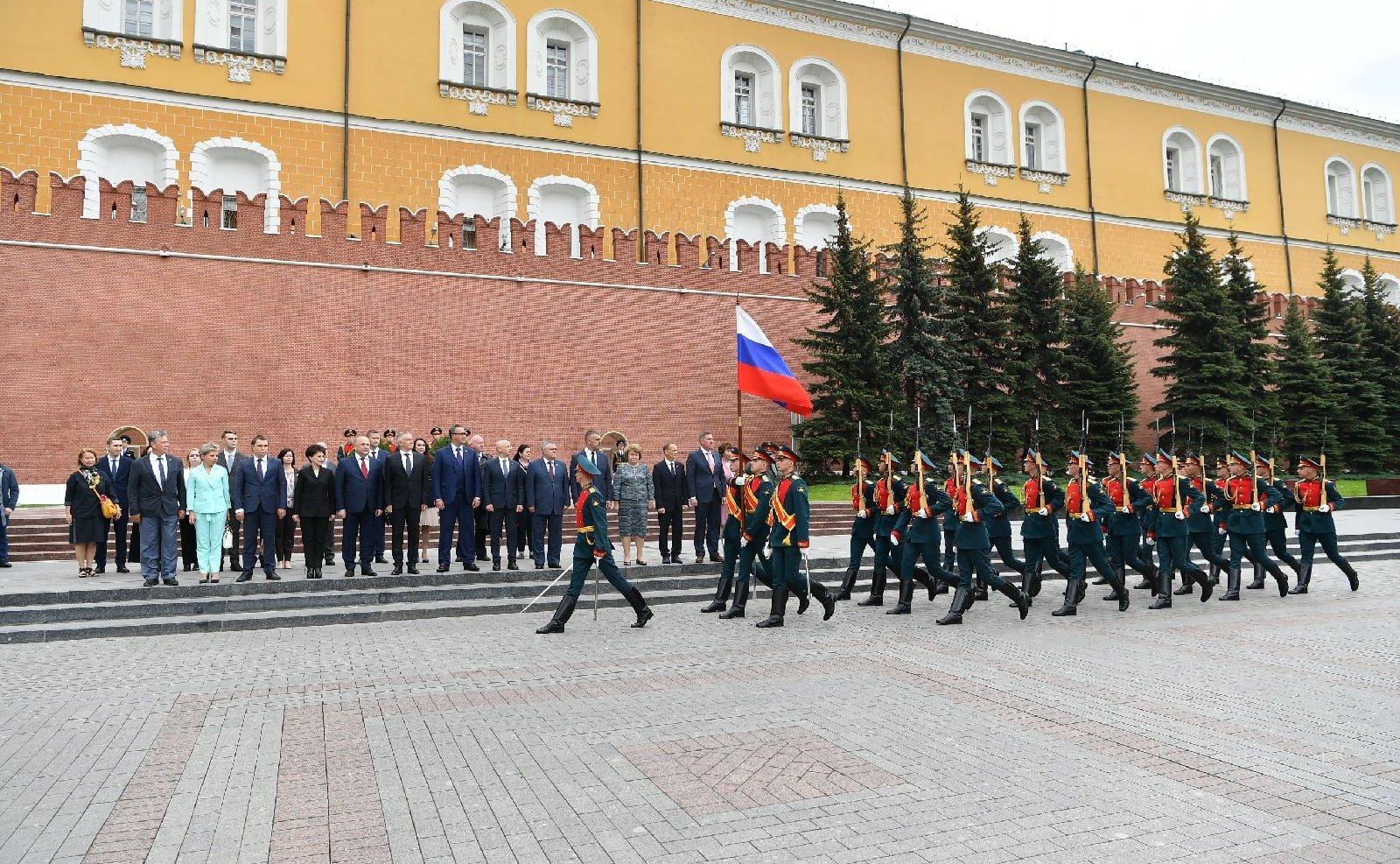 Официальные делегации правительства Москвы и правительства Карелии возложили цветы и венки к Могиле Неизвестного солдата, а также к Стеле городов воинской славы в Александровском саду