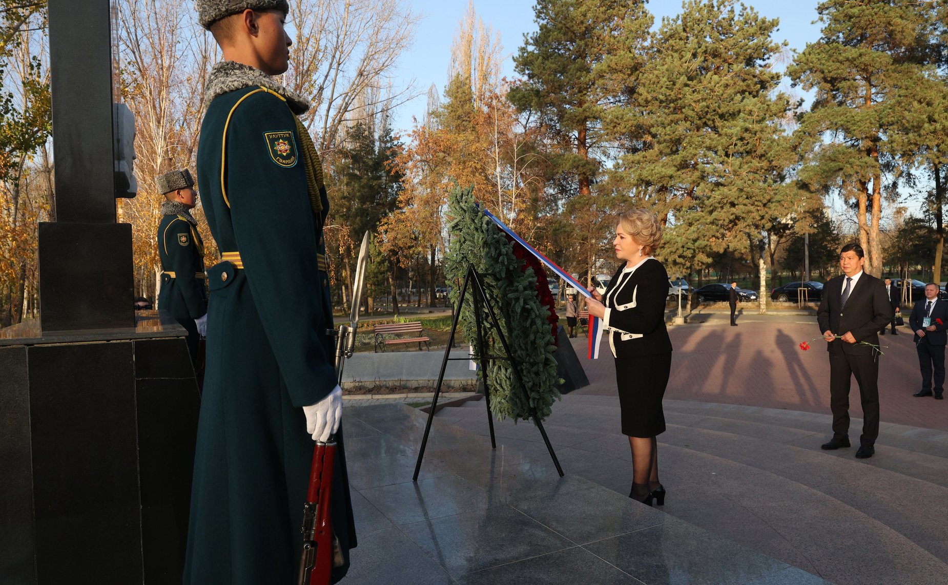 Валентина Матвиенко и члены российской парламентской делегации приняли участие в церемонии возложения цветов к Монументу жертвам блокады Ленинграда в парке Победы имени Д. Асанова