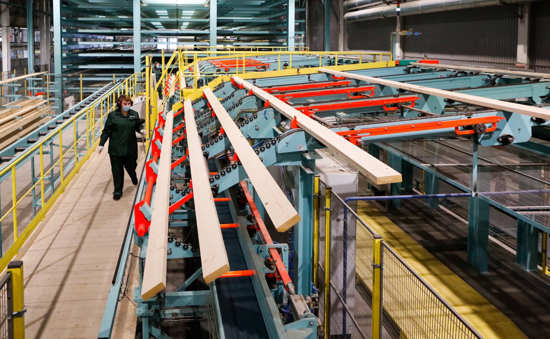 Юрий Воробьев посетил новое предприятие деревообрабатывающей промышленности Вологодской области — завод «Сокол СиЭлТи»