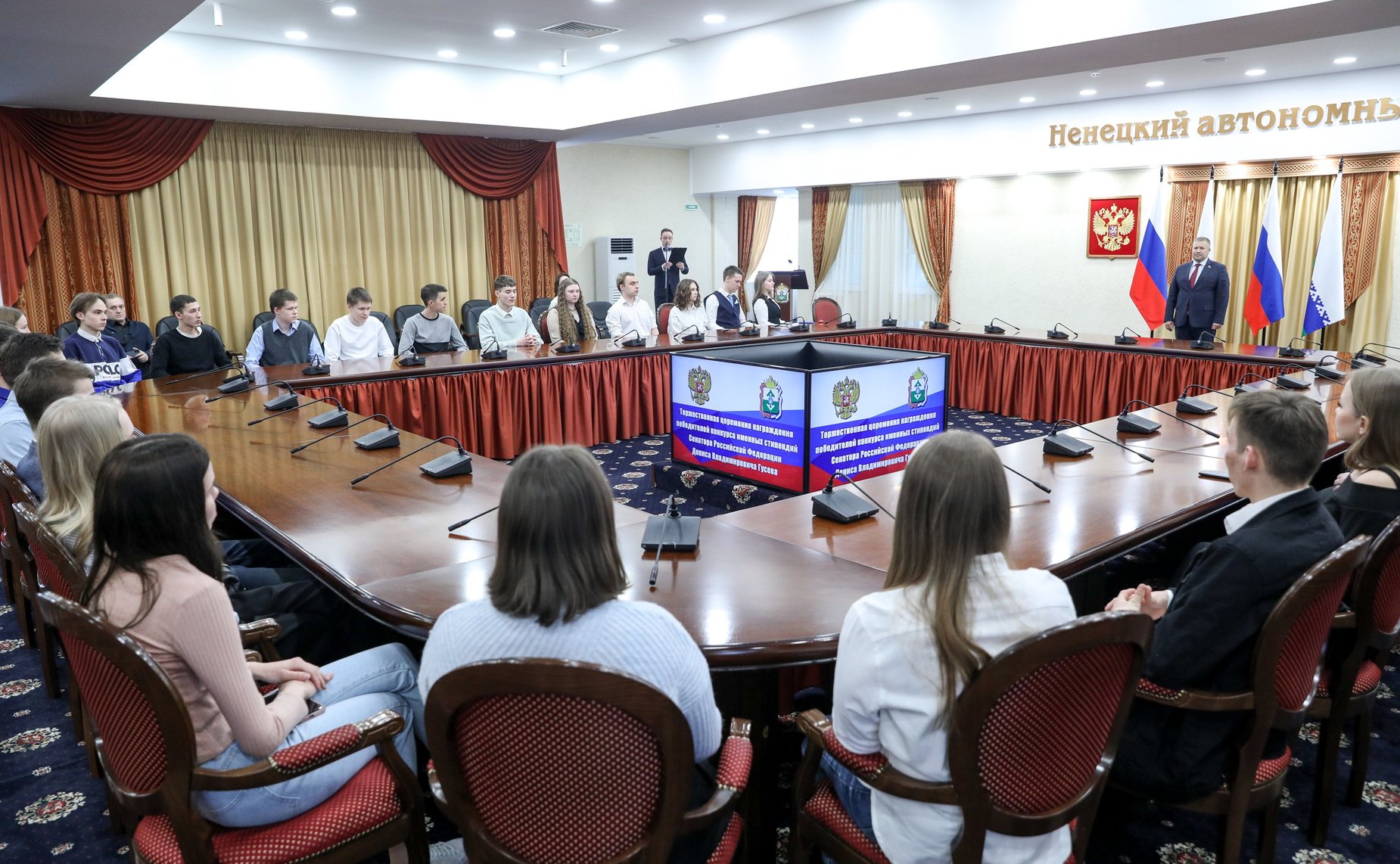 Денис Гусев вручил именные стипендии лучшим студентам учреждений профессионального образования Ненецкого АО