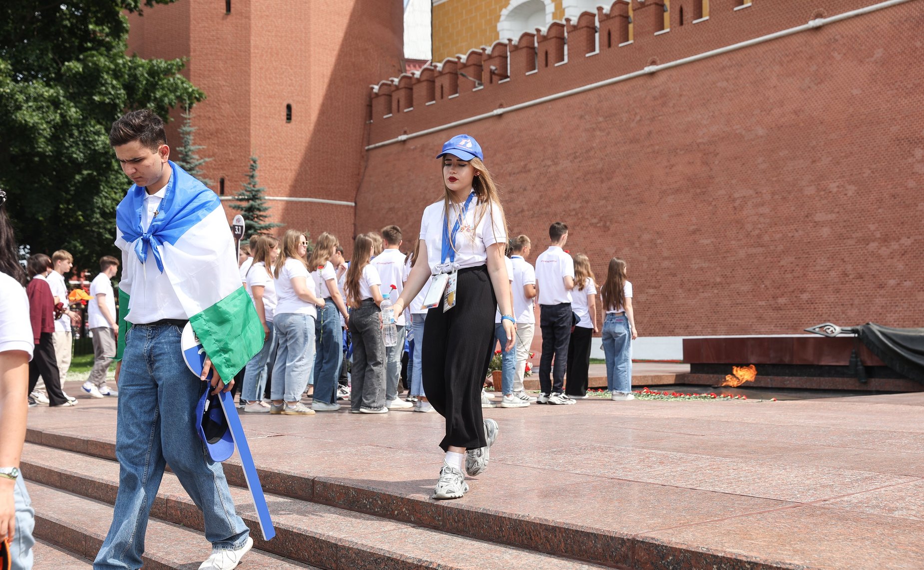 Участники проекта «Поезд памяти» 2023 года возложили цветы к Могиле Неизвестного Солдата в Александровском саду